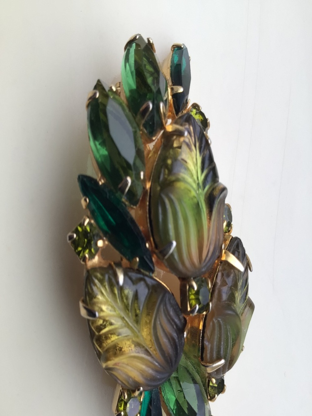 Vintage Green Molded Givre Glass Rhinestone Brooch Goldtone Metal - Picture 11 of 16